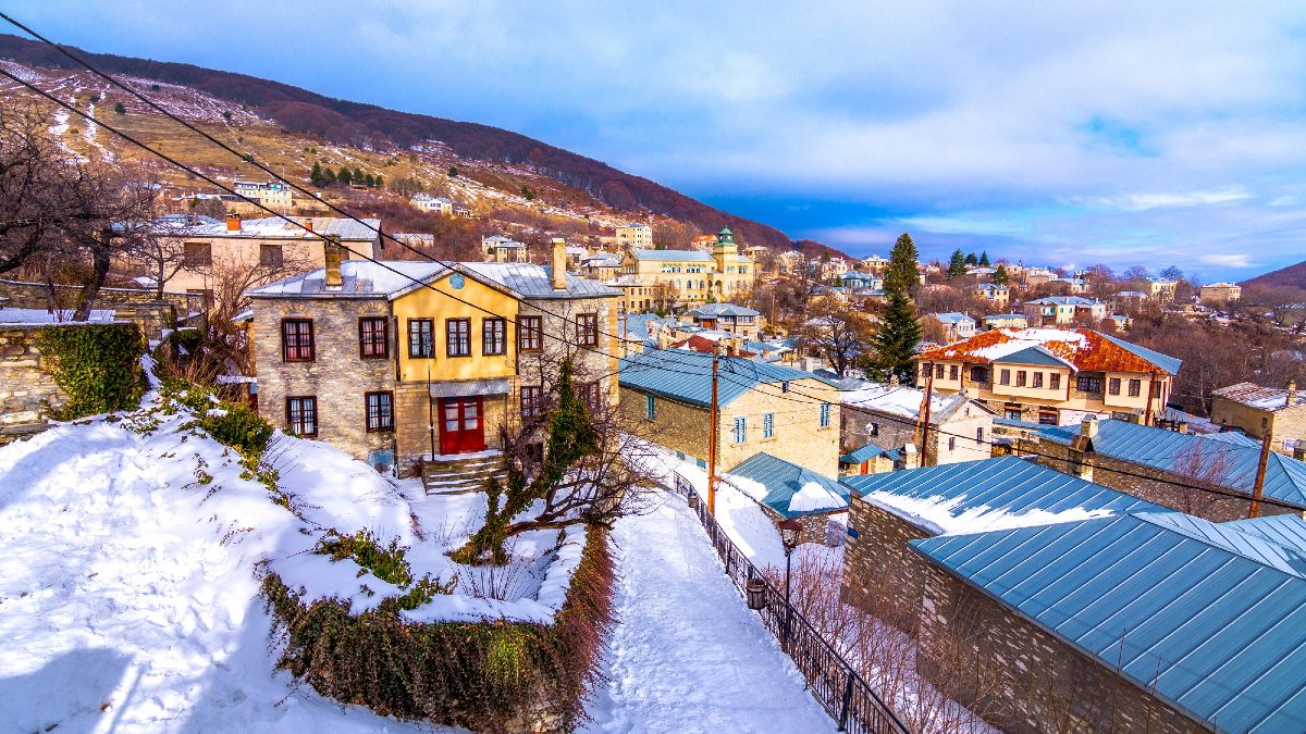 Νυμφαίο: Ένα από τα ομορφότερα χωριά της Ελλάδας χιονισμένο