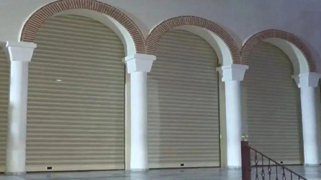 Σε απελπισία οι ιερείς: Έβαλαν ρολά σε εκκλησία στον Κορυδαλλό λόγω κλοπών