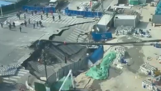 Υποχωρεί το έδαφος σε δρόμο της Σανγκάης της Κίνας