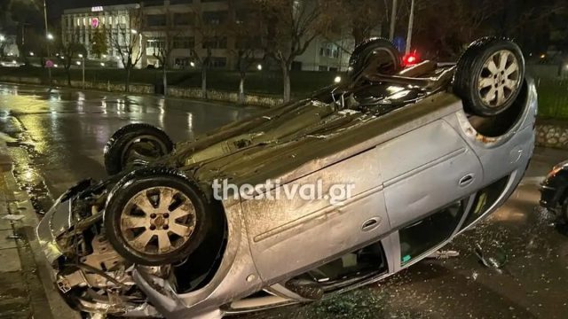 Τροχαίο σοκ στη Θεσσαλονίκη: Αυτοκίνητο «καρφώθηκε» σε φανάρι και αναποδογύρισε στην Κ. Καραμανλή