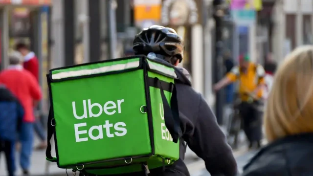 Uber Eats: Η μεγάλη «απόβαση» στην Ελλάδα το καλοκαίρι του 2026 – Τι είναι και ποιες οι διαφορές της από efood, BOX και Wolt;