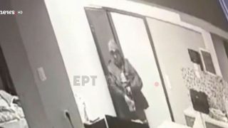 Κυψέλη: Η στιγμή που ο 64χρονος ήρθε πρόσωπο με πρόσωπο με τη μητέρα των κοριτσιών ΑμεΑ – Την έδερνε με μανία