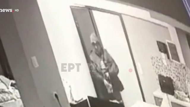 Κυψέλη: Η στιγμή που ο 64χρονος ήρθε πρόσωπο με πρόσωπο με τη μητέρα των κοριτσιών ΑμεΑ – Την έδερνε με μανία