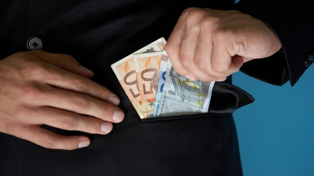 Η «μαύρη τρύπα» των 1,6 δισεκατομμυρίων: Γιατί το κράτος εισπράττει μόνο ψίχουλα από το ξέπλυμα χρήματος