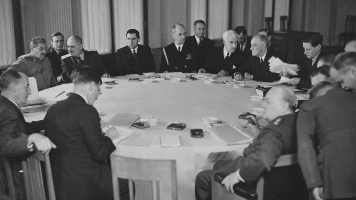Τραπέζι των διαπραγματεύσεων στη Διάσκεψη στη Γιάλτα 