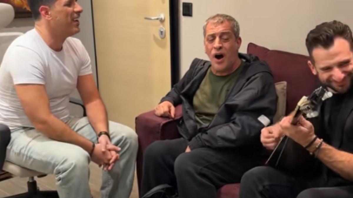 Ο Θέμης Αδαμαντίδης στο καμαρίνι πασίγνωστου καλλιτέχνη: Κυριολεκτικά τα σπάει!