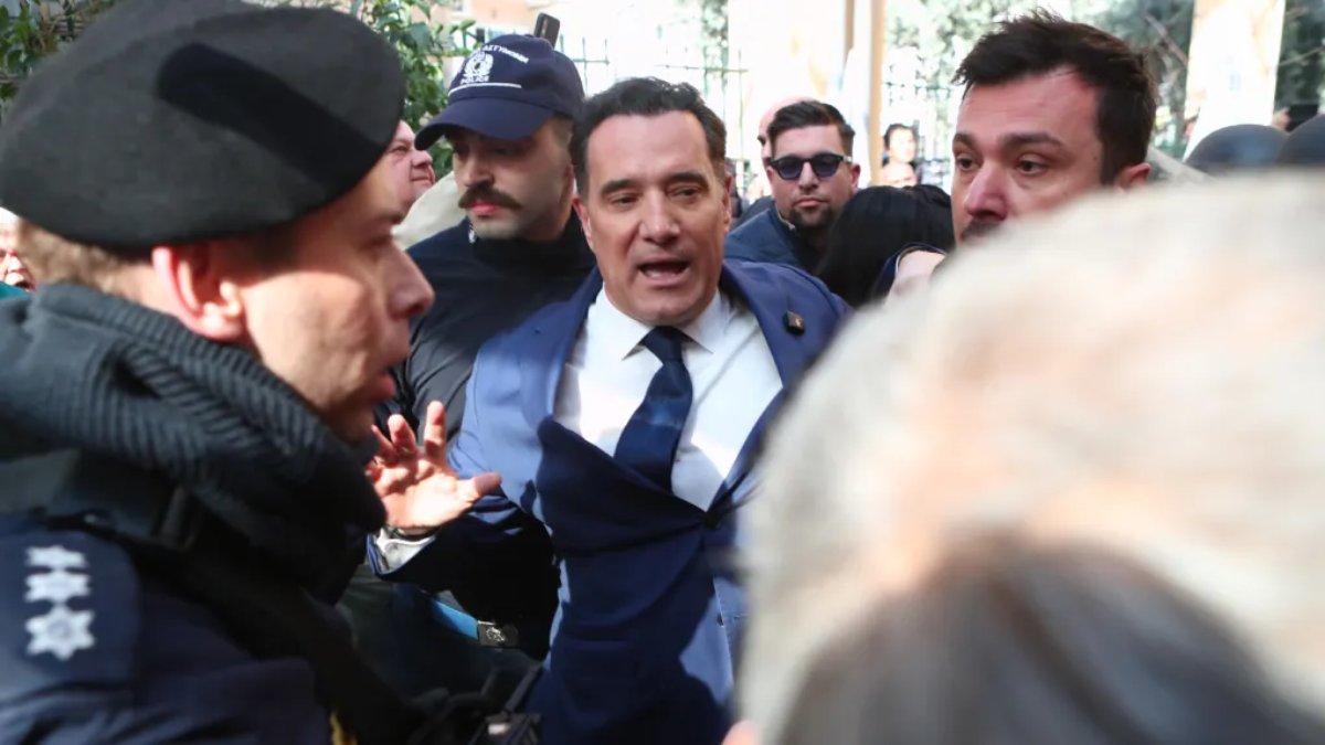 Νέο βίντεο από το Νοσοκομείο Νίκαιας: «Δεν ντρέπεσαι! Αυτόφωρο, να πας μέσα…» – Ο Άδωνις Γεωργιάδης φωνάζει σε γιατρό και προκαλεί αντιδράσεις