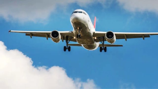 Θεσσαλονίκη: Χάος σε πτήση – Μεθυσμένος 30χρονος τα έσπασε όλα σε αεροπλάνο και επιτέθηκε σε αστυνομικό