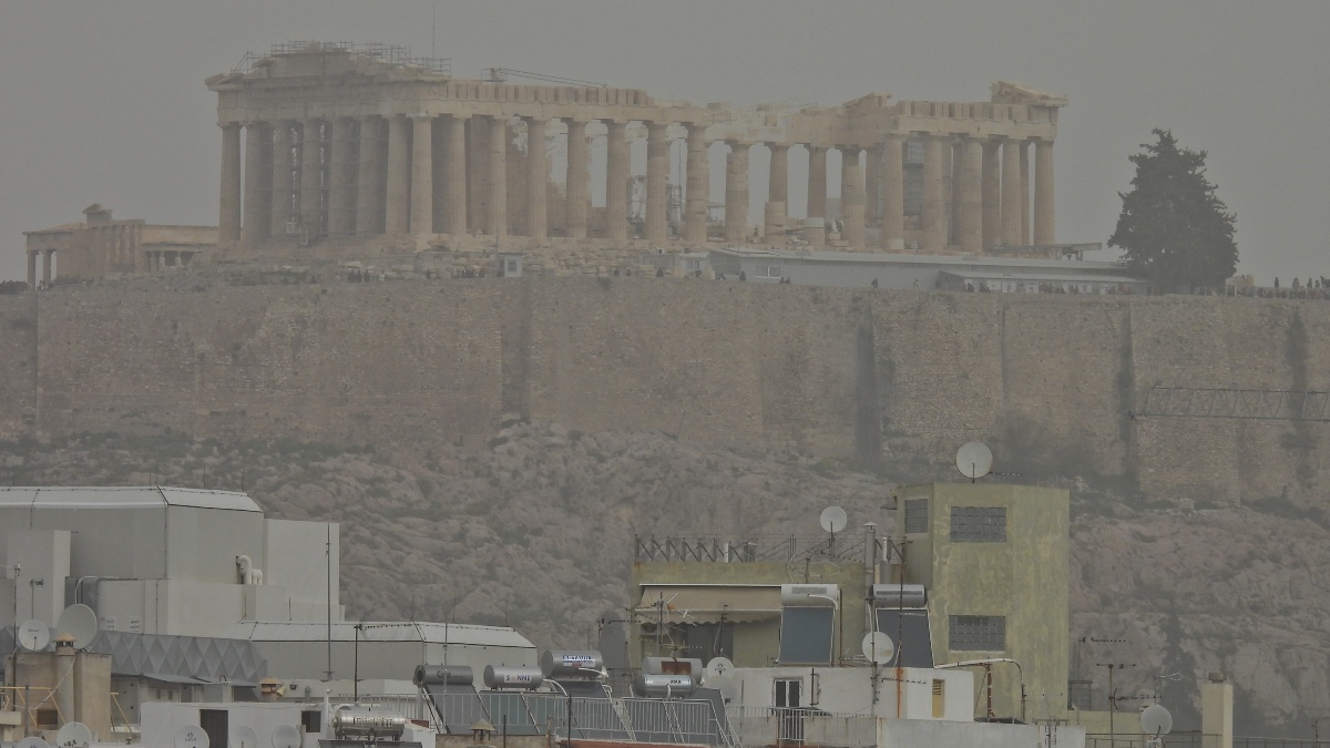 Πέπλο αφρικανικής σκόνης σκεπάζει την Αθήνα: Εικόνες ερήμου, «εξαφανισμένη» η Ακρόπολη – Νέο έκτακτο δελτίο καιρού