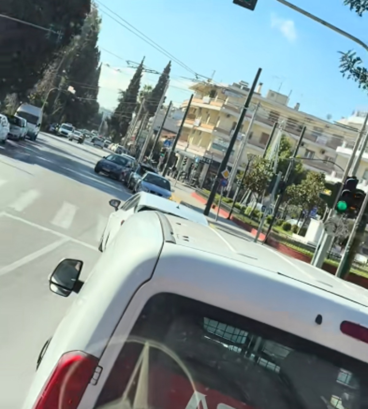 Τρία αυτοκίνητα που περιμένουν στο αντίθετο ρεύμα για να περάσουν φανάρι στη Νέα Φιλαδέλφεια