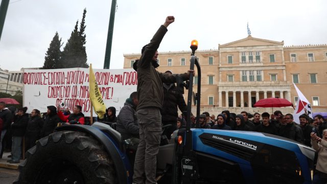Έφτασαν στο Σύνταγμα με τα τρακτέρ οι αγρότες: Οι κυκλοφοριακές ρυθμίσεις και η «επόμενη ημέρα»
