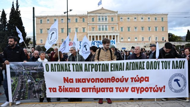 Αποχωρούν από το Σύνταγμα οι αγρότες – «Η κυβέρνηση δε θα έχει καλά ξεμπερδέματα με εμάς»