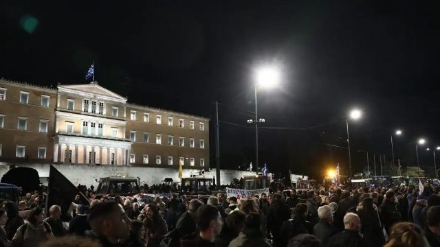 Διανυκτέρευση έξω από τη Βουλή για τους αγρότες – Σε ποια περίπτωση θα επιστρέψουν τα μπλόκα