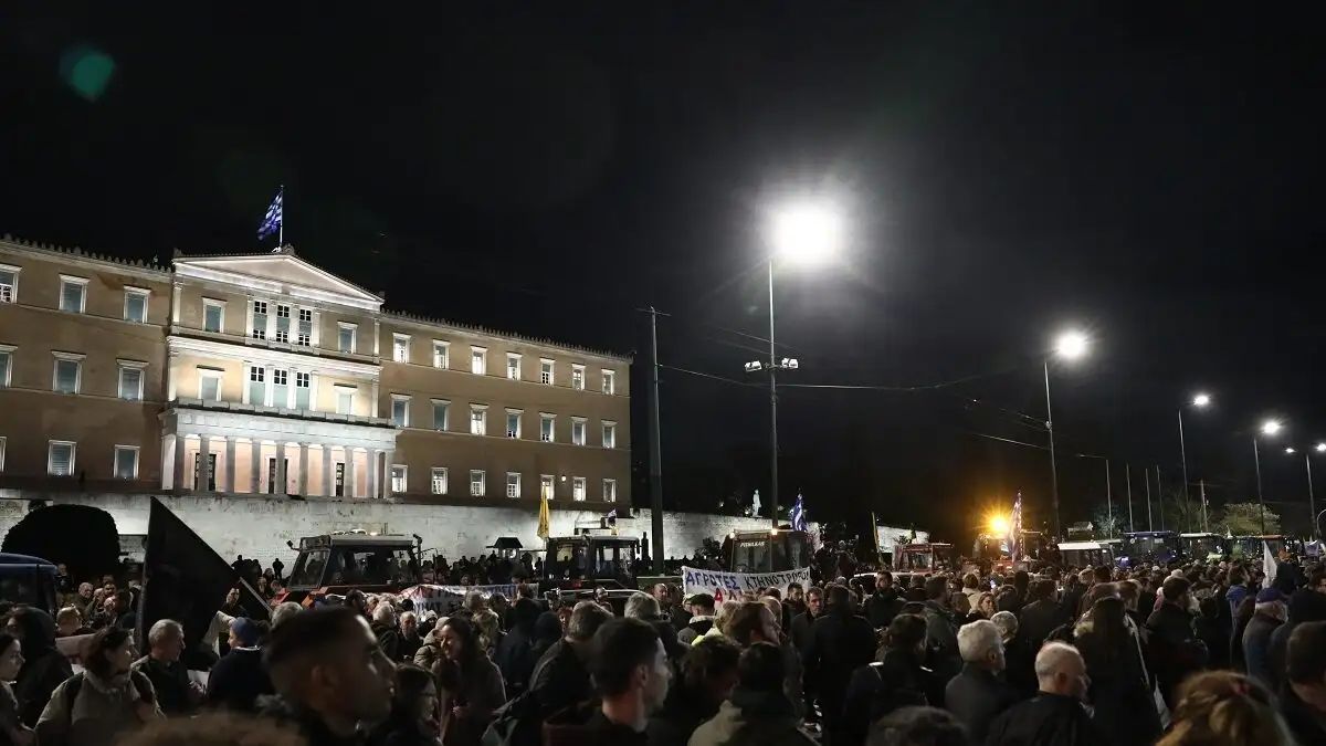 Διανυκτέρευση έξω από τη Βουλή για τους αγρότες – Σε ποια περίπτωση θα επιστρέψουν τα μπλόκα