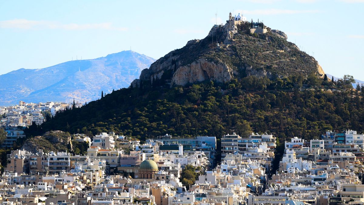 Το παράδοξο του στεγαστικού: Γιατί ανεβαίνουν οι τιμές στα παλιά σπίτια της Αθήνας;
