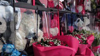 Ανεβαίνουν οι τιμές σε γλυκά, σοκολάτες και δώρα – Πόσο κοστίζει φέτος η γιορτή των ερωτευμένων