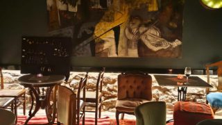 Μπουάτ Αλογόκριτο: Το πιο ατμοσφαιρικό jazz bar της Αθήνας κρύβεται σε ένα στενό του Παγκρατίου