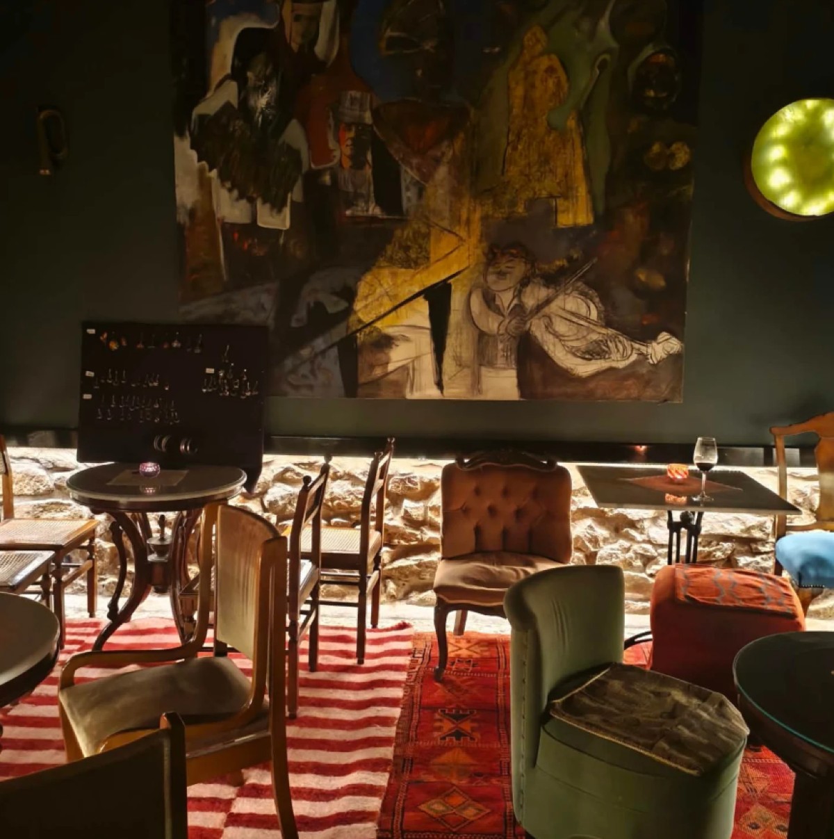 Μπουάτ Αλογόκριτο: Το πιο ατμοσφαιρικό jazz bar της Αθήνας κρύβεται σε ένα στενό του Παγκρατίου