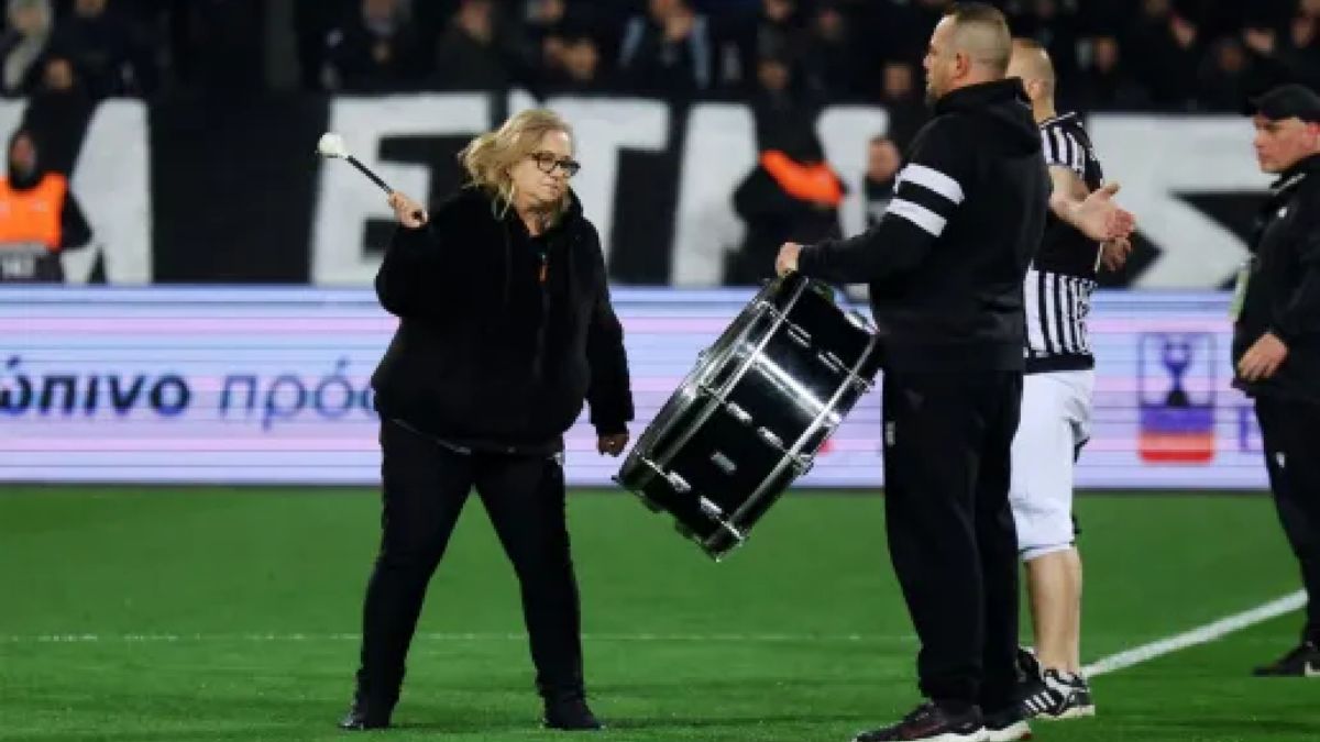 Μια γυναίκα με δάκρυα στα μάτια χτυπά το μεγάλο τύμπανο στη Θύρα 4 του γηπέδου της Τούμπας