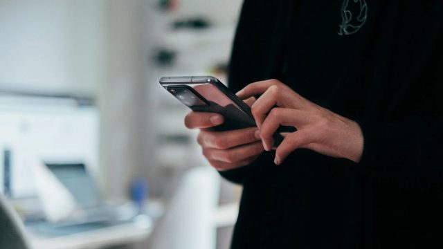Απάτες μέσω SMS: Πώς «δανείζονται» ΑΑΔΕ και ΕΛΤΑ για να εξαπατήσουν πολίτες – Ο τρόπος προστασίας