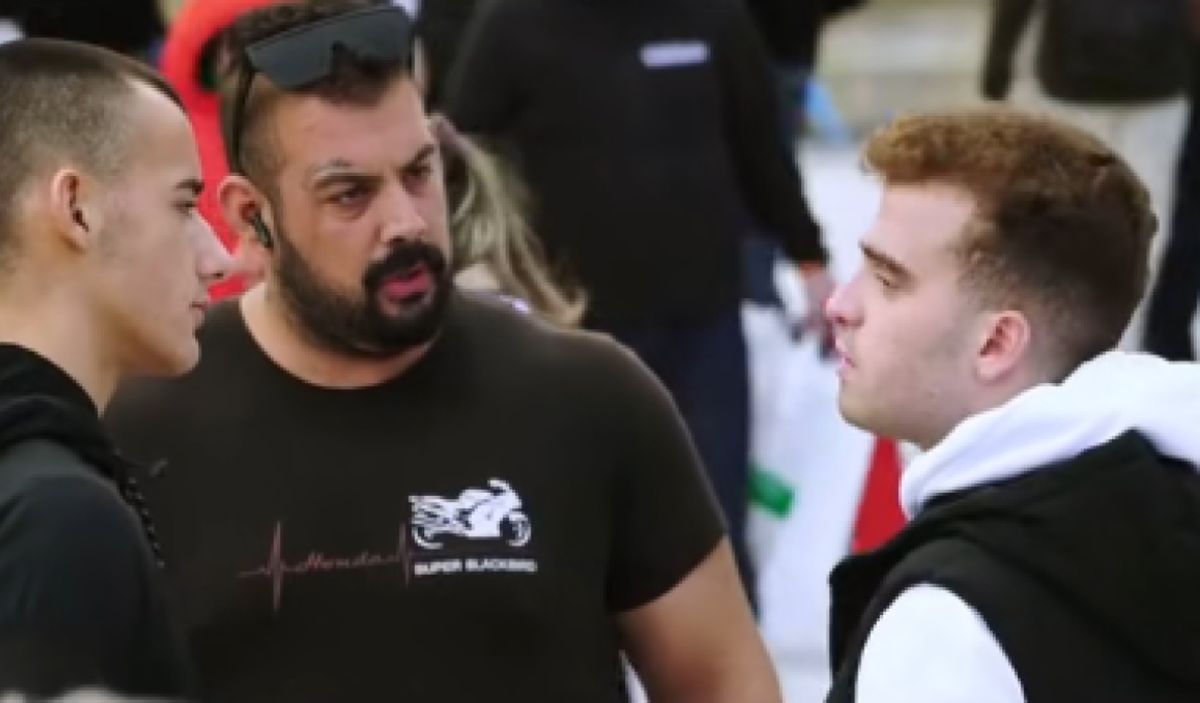 Στιγμιότυπο από τα γυρίσματα viral βίντεο στο κέντρο της Αθήνας με φόντο το Σύνταγμα