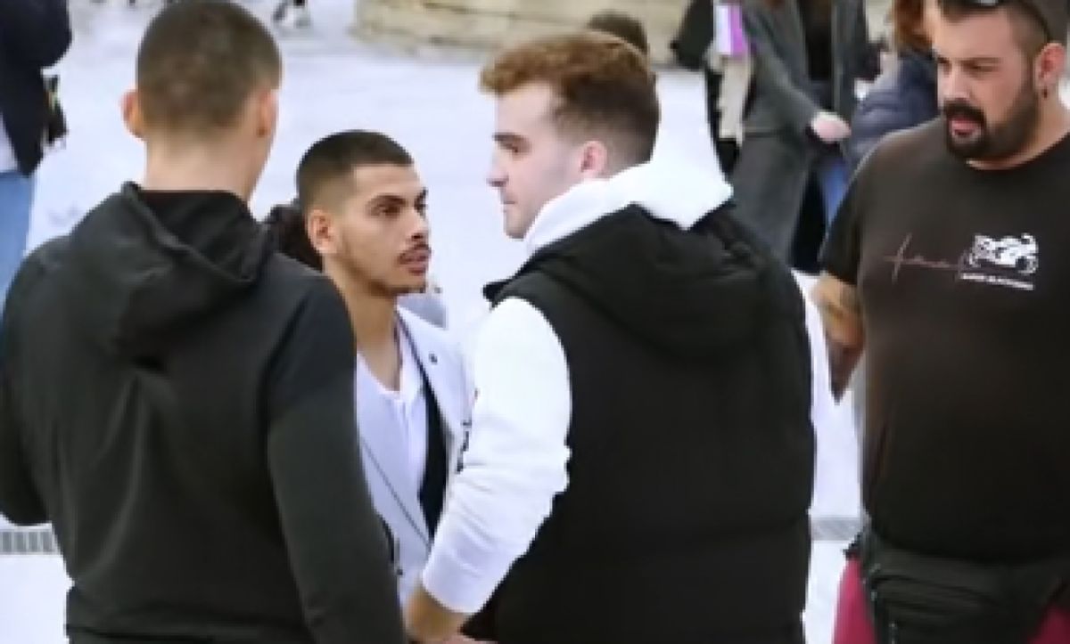 Ομάδα νεαρών και ένας YouTuber γελούν μαζί στην Αθήνα μετά από επιτυχημένο prank