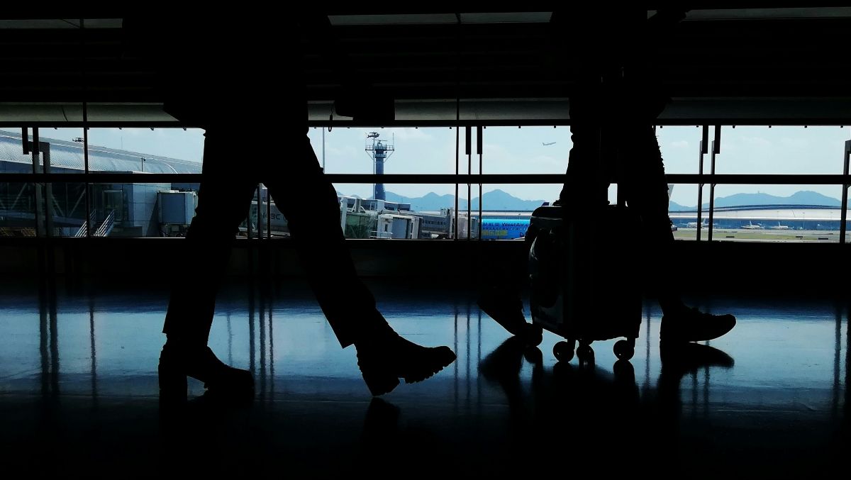 Η στιγμή που η κάμερα καταγράφει την υπάλληλο να προσπαθεί να εξαφανίσει τα κλεμμένα δολάρια