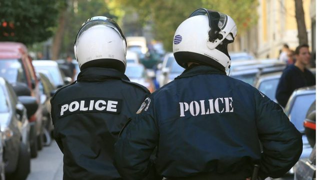 Σοκ στην Θεσσαλονίκη: Εισβολή 67χρονου με σφυρί σε τράπεζα στην οδό Μητροπόλεως – Στιγμές πανικού για υπαλλήλους και πελάτες