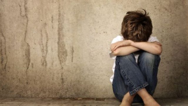 «Η μητέρα ήταν πάνω από το παιδί 24 ώρες το 24ωρο, χωρίς καμία βοήθεια»: Νέα στοιχεία για την εγκατάλειψη αυτιστικού παιδιού στη Λαμία