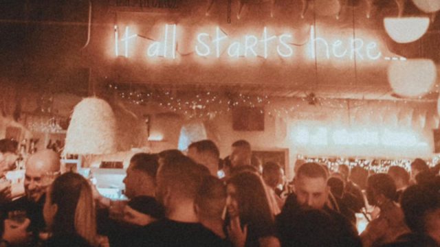Le Bar Bodega: Το θρυλικό μπαρ του Μετς που κρατάει το κέφι ζωντανό από το 1984