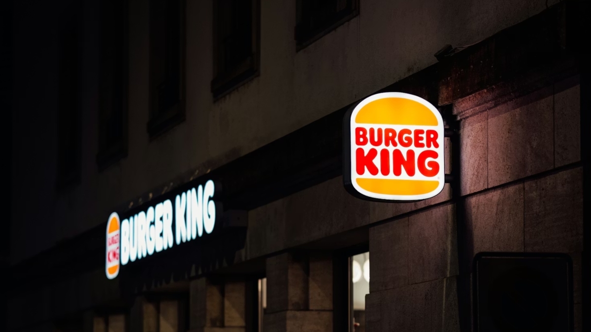 Η Burger King βάζει ακουστικά AI στους υπαλλήλους για να παρακολουθεί αν λένε «παρακαλώ» και «ευχαριστώ» στους πελάτες