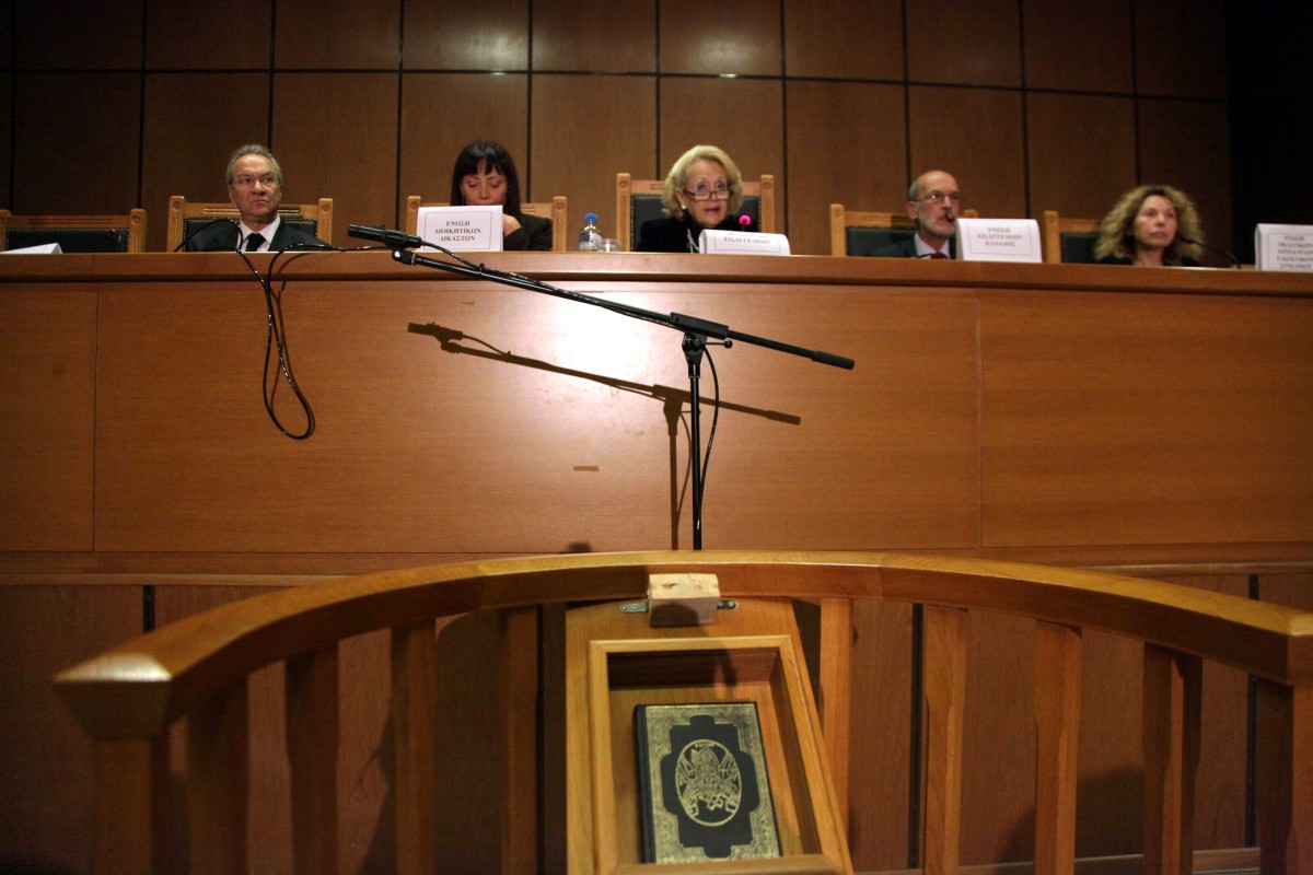 Δικηγόρος με όπλο στη μέση μέσα στην αίθουσα!