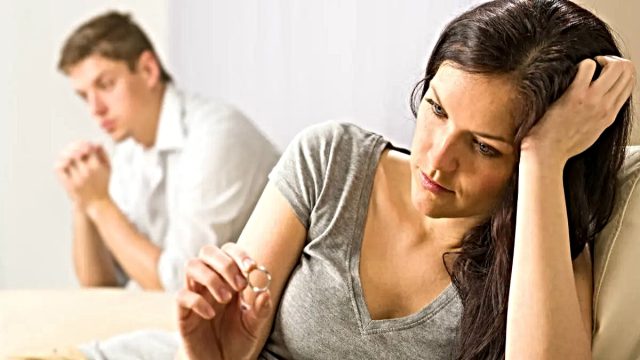 «Επιδημία» με χωρισμούς: «Όλοι οι φίλοι μου και εγώ διαλύσαμε τον γάμο μας» – Γιατί όλοι οι μεσηλίκες παίρνουν διαζύγιο