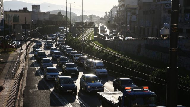 Κίνηση 17/2: Χάος στους δρόμους – Ουρές χιλιομέτρων λόγω του κλεισίματος τμήματος της Αττικής Οδού