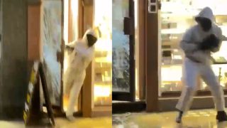 Είναι η στιγμή που ένοπλοι ληστές εισβάλλουν σε κοσμηματοπωλείο στην Αγγλία παριστάνοντας τους πελάτες