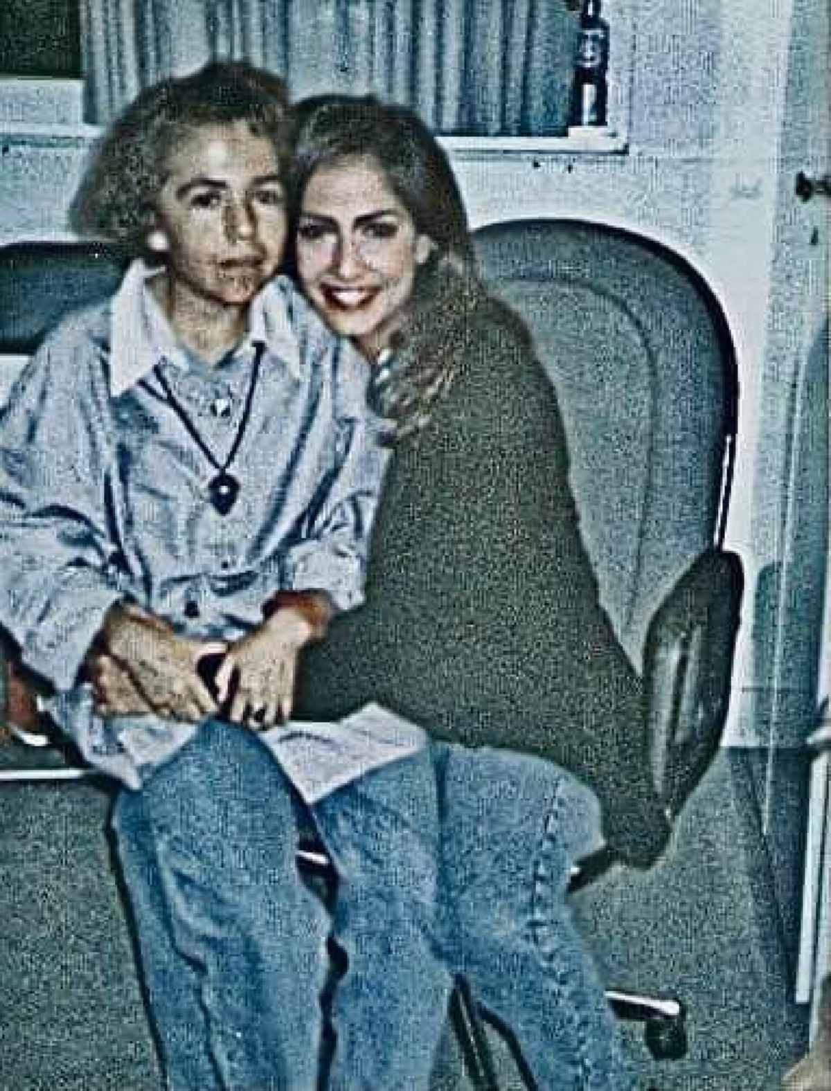 Μια συμβολική φωτογραφία ενός παιδιού που κοιτάζει το φως