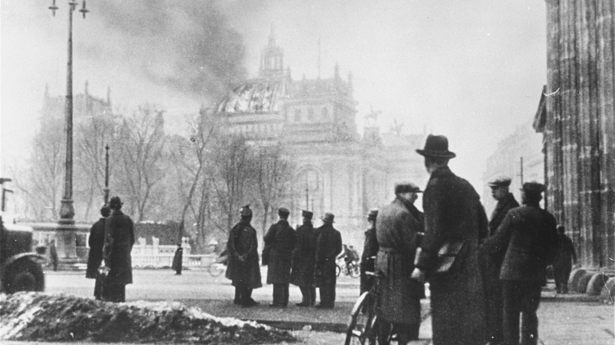 Σαν σήμερα, 27 Φεβρουαρίου 1933: Η νύχτα που «κάηκε» η Δημοκρατία – Το μυστήριο του Ράιχσταγκ και η άνοδος του Ολοκληρωτισμού
