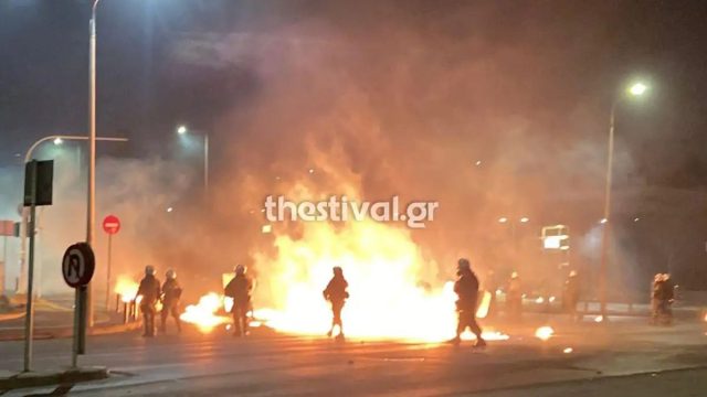 Η Θεσσαλονίκη σε κατάσταση πολιορκίας: Νύχτα βίας με μολότοφ, συγκρούσεις και 300 προσαγωγές έξω από το ΑΠΘ