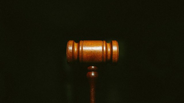 Σοκ στα δικαστήρια: Δικηγόρος μπήκε με περίστροφο στη μέση σε ποινική δίκη – Το όπλο σε κοινή θέα