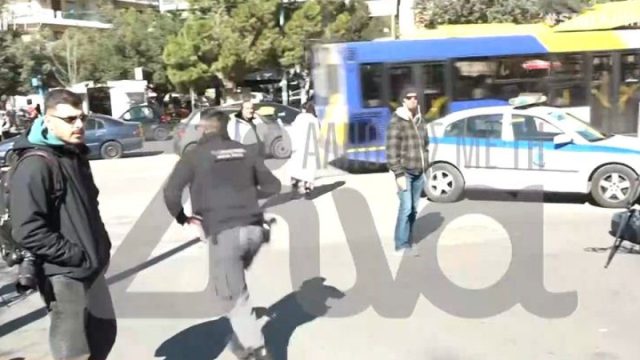 Συναγερμός στην Ευελπίδων: Κρατούμενος απέδρασε έξω από τα δικαστήρια