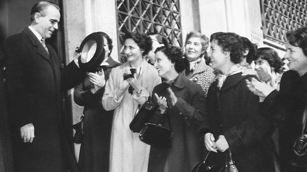 Σαν σήμερα, 19 Φεβρουαρίου 1956: Εκλογές διεξάγονται στην Ελλάδα: Η Ε.Ρ.Ε. του  Καραμανλή, αν και λαμβάνει 26.000 ψήφους λιγότερες  σχηματίζει αυτοδύναμη κυβέρνηση  – Ψηφίζουν για πρώτη φορά γυναίκες