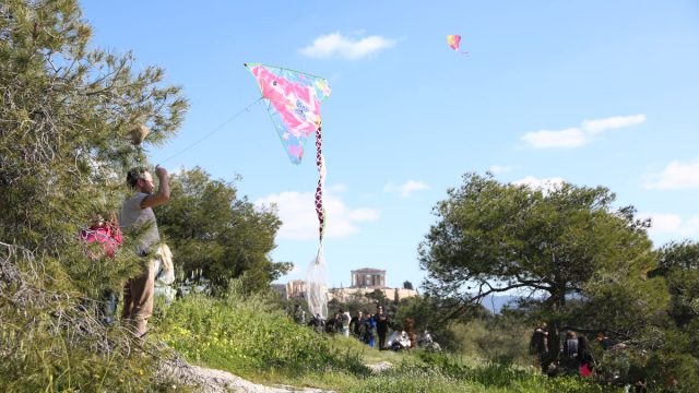 Κούλουμα στον λόφο του Φιλοπάππου: Καθαρά Δευτέρα με χαρταετούς για τους Αθηναίους – Δείτε φωτογραφίες