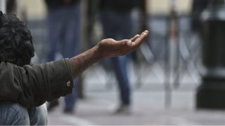 2.740.051 Έλληνες στο όριο της ακραίας φτώχειας – Πόσο αποτελεσματικές είναι οι συντάξεις και τα επιδόματα