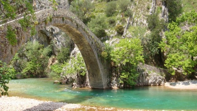 Μαγικές εικόνες από ένα γεφύρι στον Εύηνο