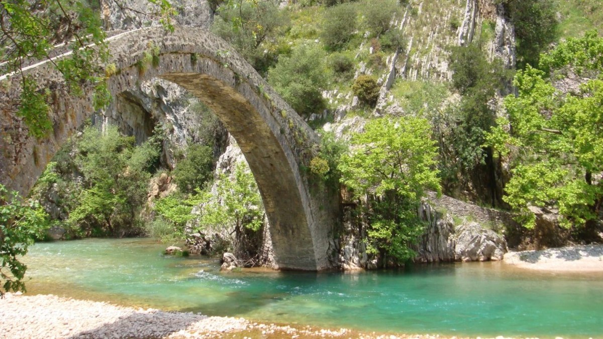 Μαγικές εικόνες από ένα γεφύρι στον Εύηνο