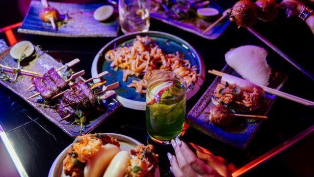 Ghost Sake Bar: Το «κρυφό» bar της Αθήνας που μπαίνεις από μια disco και σε μεταφέρει στην Ασία