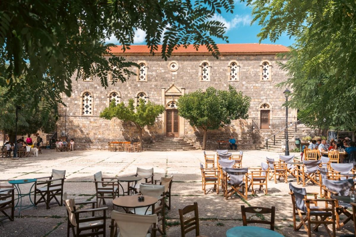 Η επιβλητική πέτρινη εκκλησία και τα παραδοσιακά αρχοντικά στην κεντρική πλατεία της Γκούρας Κορινθίας