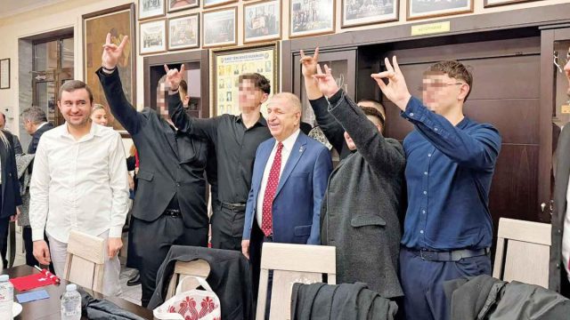 Προκλητικές εικόνες στην Ξάνθη: Ανήλικοι μαθητές σχηματίζουν το σήμα των «Γκρίζων Λύκων»