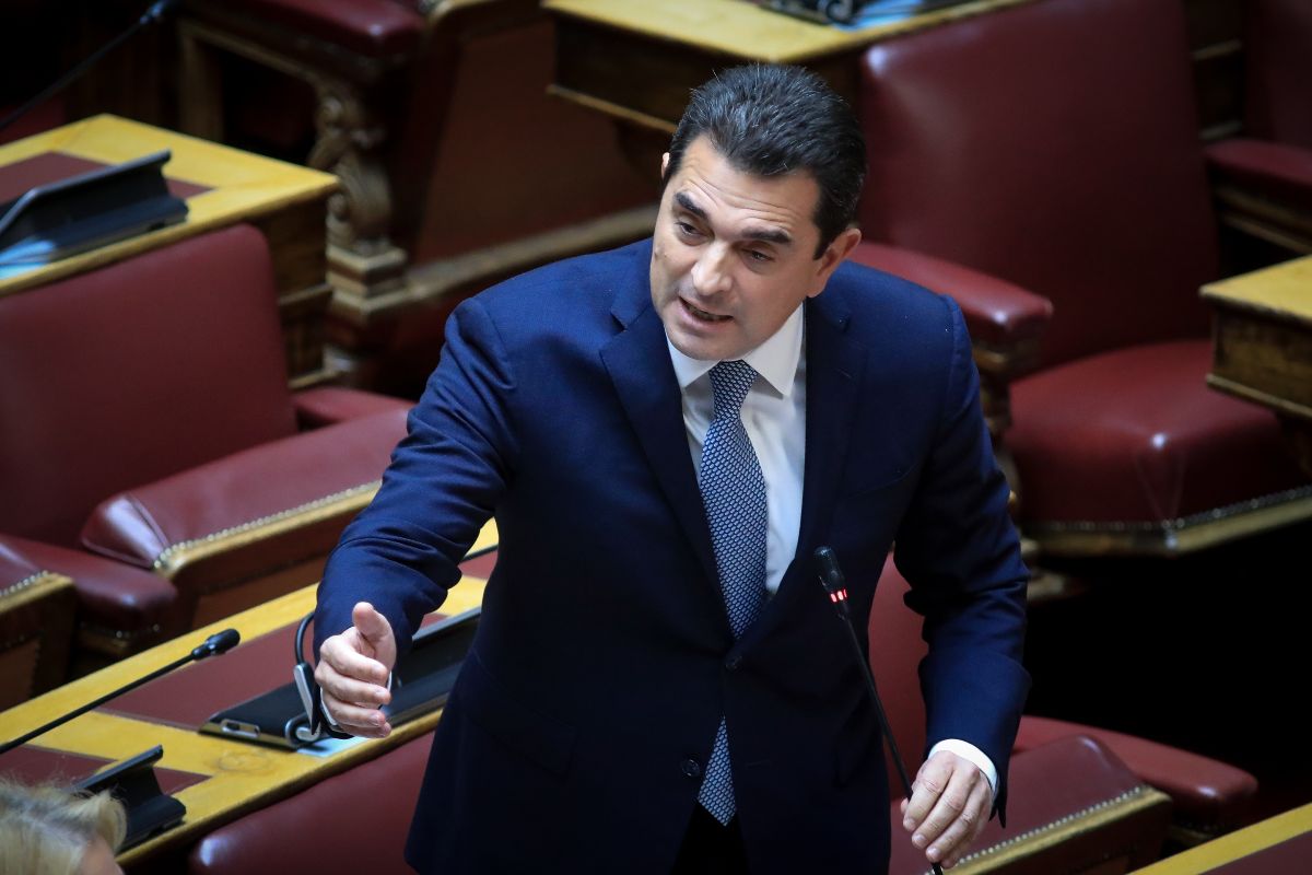 Ο βουλευτής της ΝΔ Κώστας Σκρέκας κάθεται στα έδρανα της Βουλής