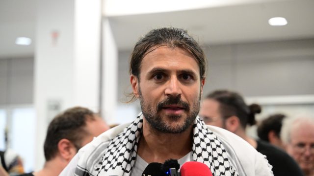 «Το ελληνικό Λιμενικό πετάει μωρά στη θάλασσα» – Απίστευτες δηλώσεις από Έλληνα ακτιβιστή! 